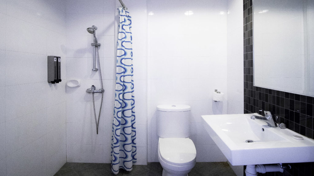 Lavender Hotel Premier Queen bathroom 1