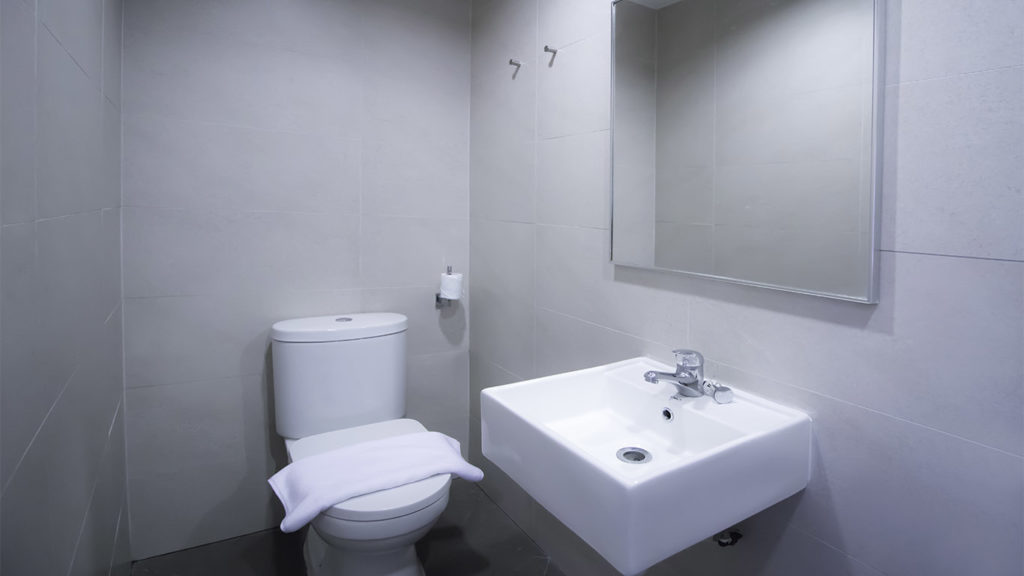 Lavender Hotel Premier Queen bathroom