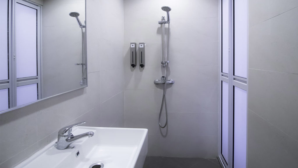 Lavender Hotel Premier Queen bathroom 2