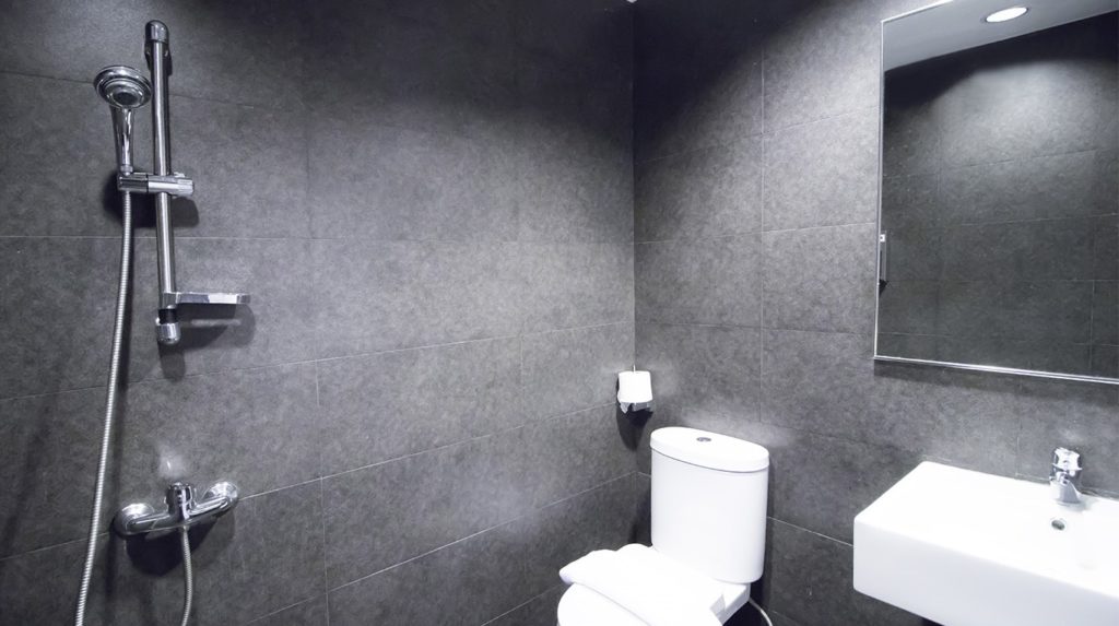 Lavender Hotel Twin Room Bathroom 2