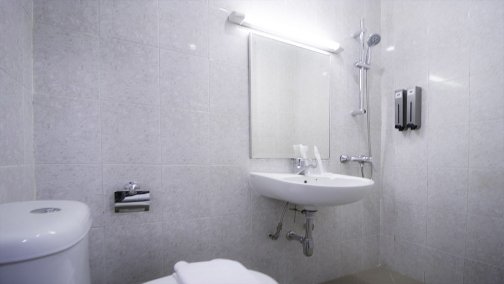 Lavender Hotel Premier King bathroom